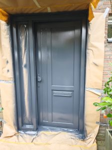 Schadeherstel van garagedeur na krassen door slecht onderhoud – Steba Renovatie biedt herstelservice op locatie.
