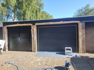 Schadeherstel van deur en kozijn na vervoer naar locatie – Steba Renovatie herstelt de schade direct op locatie.