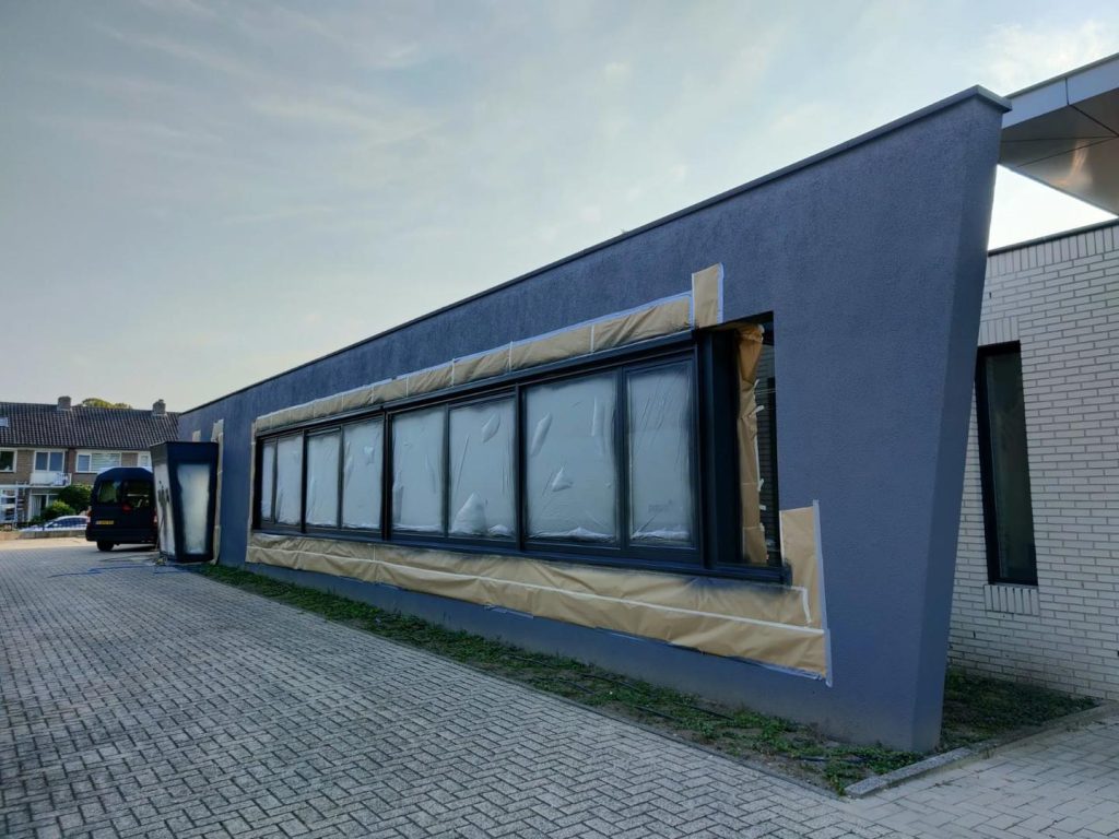 Schadeherstel van kunststof deur na krassen door gereedschap – Steba Renovatie herstelt de schade snel op locatie.