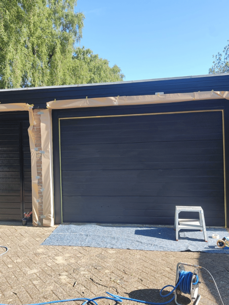 Schadeherstel van aluminium deur na bouwschade door Steba Renovatie – Professioneel herstel van krassen en deuken.